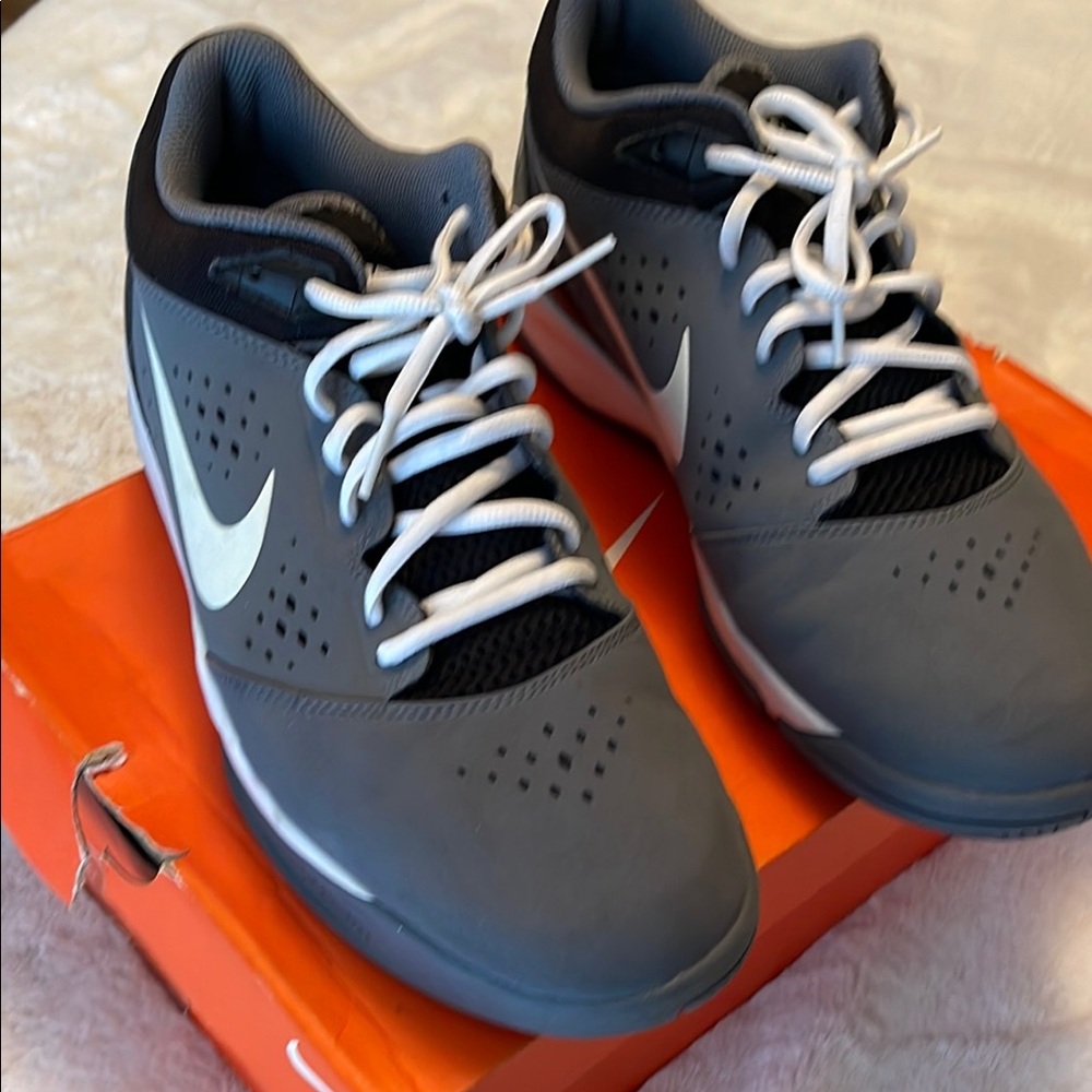 Nike Men's Gray Athletic Shoes